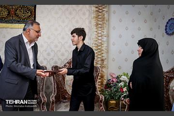 دیدار شهردار تهران با خانواده شهید دارابی 5