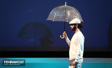 نمایش پیرزنی که در زمین خانه داشت‎ 9