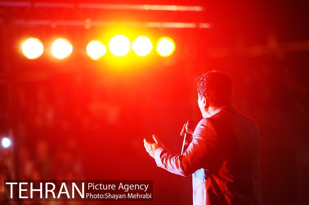 ویژه برنامه شب فیروزه ای در دریاچه شهدای خلیج فارس 15