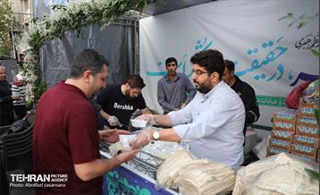 خدمت‌رسانی موکب زینبیه(س) منطقه ۸ در مصلای تهران 19