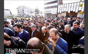 حضور شهردار تهران در راهپیمایی با مترو 6