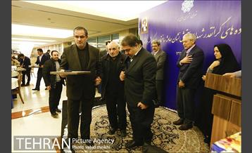 نشست صمیمانه خانواده های شهدای آتش نشان حادثه ساختمان پلاسکو با شهردار تهران 36