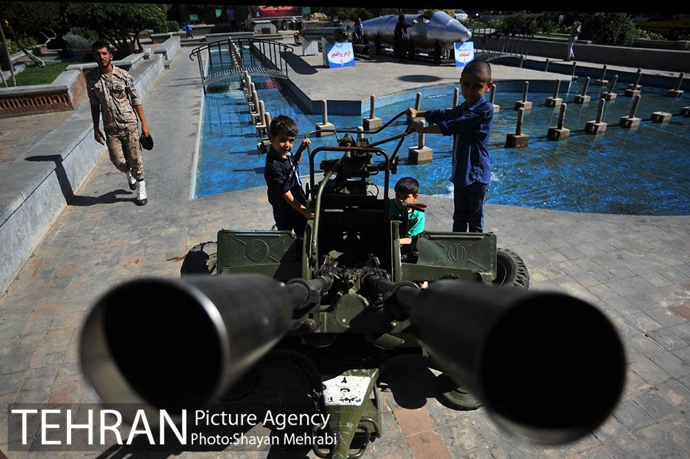 نمایشگاه دفاع مقدس در میدان بهارستان 1