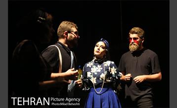 نمایش شبی بیرون از خانه 30