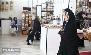 بیست و یکمین نمایشگاه زنان و تولید ملی 56