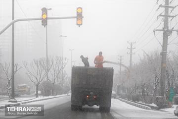 آمادگی نیروهای خدمات شهری در پی بارش‌ برف تهران 9