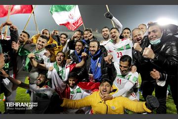جشن و شادی بازیکنان و کادر فنی تیم ملی ایران پس از صعود به جام جهانی 2022