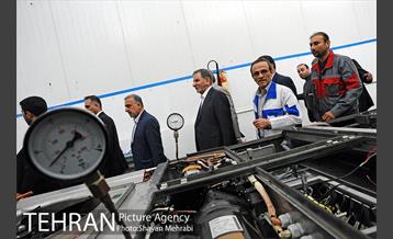 بازدید معاون اول رئیس جمهور به همراه شهردار تهران از کارخانه واگن‌سازی تهران 33