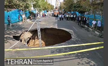 ریزش بخشی از خیابان پیامبر اتوبان ستاری 1
