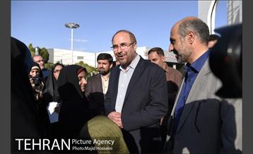 بازدید شهردار تهران از بازارچه مردم خرمشهر در کنار باغ موزه دفاع مقدس 1