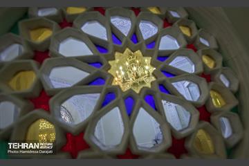 گره چینی در و پنجره ها به همراه کتیبه منبت کاری در ها، اثاری با ارزش از حاج محمد کاشی و حاج حسین است.