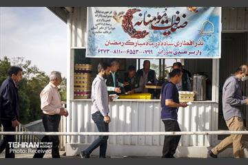 اقامه نماز عید فطر در امامزادگان پنج تن لویزان  2