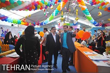 بازدید حسینی مکارم سرپرست شهرداری تهران ار نمایشگاه کتاب 48