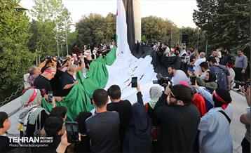 اهتزاز بزرگترین پرچم فلسطین جهان در تهران 17