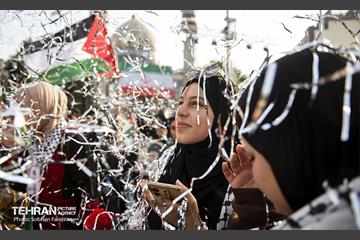 استقبال از خانواده شهدای غزه در میدان فلسطین تهران 20