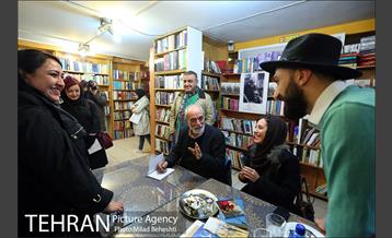 رونمایی و جشن امضای کتاب خانه ای با شیروانی قرمز در نشر ثالث‎ 26