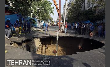 ریزش بخشی از خیابان پیامبر اتوبان ستاری -3 5