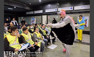اجرای برنامه تاتر ترافیکی برای کودکان و دانش آموزان در مترو  راه آهن 3