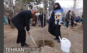 آیین "کاشت نهال به یاد فرشتگان ماندگار اهدا عضو" با حضور شهردار تهران 18