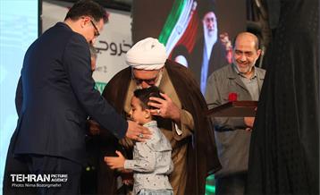 اهتزاز پرچم سبز رضوی بر فراز برج پرچم ایران 5