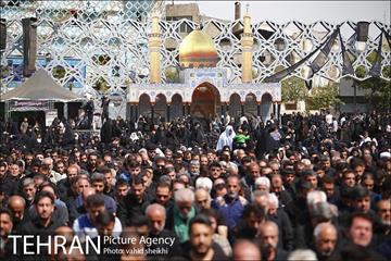 حضور شهردار برای اقامه نماز ظهر عاشورا در میدان امام حسین (ع) 6