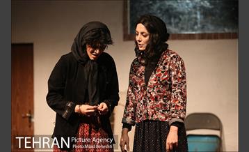 نمایش روز عقیم‎ 4