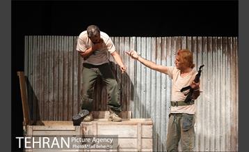 نمایش برای کلاه آهنی ها‎ 2