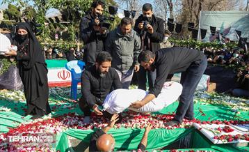 تشییع و تدفین پیکر مطهر دو شهید گمنام در منطقه 17