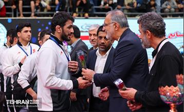 مراسم اهدای کاپ قهرمانی تیم‌های برتر کشتی آزاد توسط شهردار تهران و وزیر ورزش 23