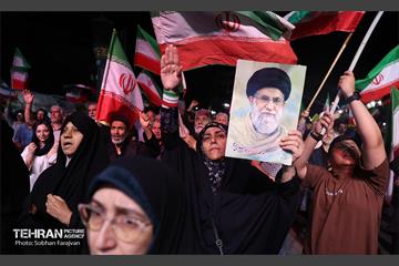 اجتماع مردمی دفاع از انقلاب در میدان کمال الملک تهرانسر 24