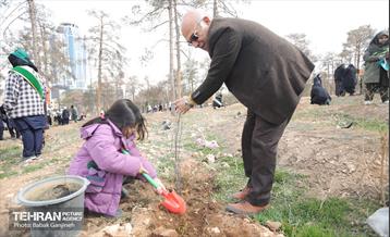 غرس 2000 نهال در بوستان جنگلی سرخه‌ حصار 5