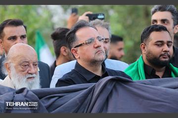 اهتزاز پرچم عزای حسینی بر فراز برج پرچم ایران 9