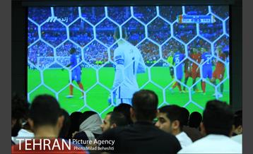 تماشای دیدار فینال یورو 2016 در فودکورت بازار چارسو‎ 15