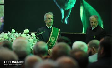 اهتزاز پرچم سبز رضوی بر فراز برج پرچم ایران 22