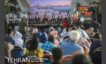 اجرای گروه موسیقی کوکری در برج میلاد تهران 13