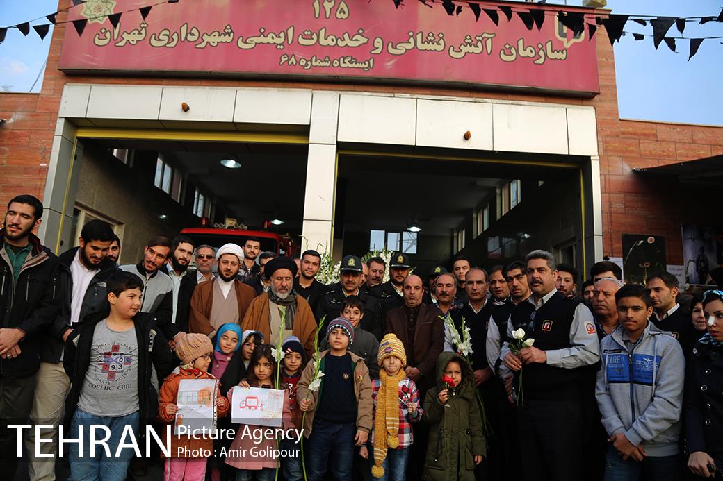 ادای احترام سرکلانترغرب تهران ومردم به شهدای آتش نشان ساختمان پلاسکو‎ 18