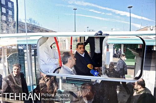 بازدید شهردار تهران از عملیات ضد عفونی کردن اتوبوس های شهری 11
