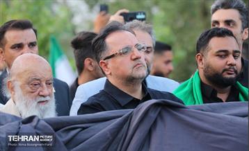 اهتزاز پرچم عزای حسینی بر فراز برج پرچم ایران 9