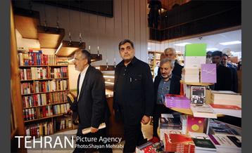 کتابگردی پیروز حناچی سرپرست شهرداری تهران در روز کتاب 46