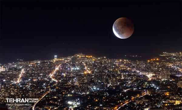 ماه خونین بر فراز تهران 1
