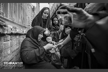 زن و مرد، کوچک و بزرگ، پیر و جوان، دوشادوش هم روی شعله گازهای پیک‌نیکی کوچک آردها را تفت می‌دهند و زیر لب آهسته ذکر می‌گویند و صلوات می‌فرستند. این مراسم سرشار از دلدادگی است و ارادت.