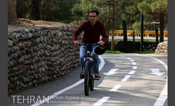 دوچرخه سواری در پارک چیتگر