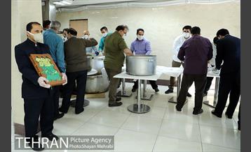 آماده سازی و توزیع 1000 پک افطاری در منطقه 6 4