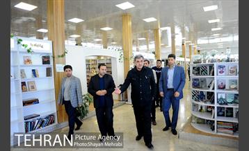 کتابگردی پیروز حناچی سرپرست شهرداری تهران در روز کتاب 19