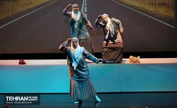 نمایش پیرزنی که در زمین خانه داشت‎ 17