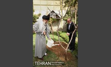 کاشت نهال توسط رهبر معظم انقلاب اسلامی 6