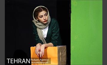 نمایش چند تکه لغزان، بر لبه سران یک وضعیت پیچان‎ 5