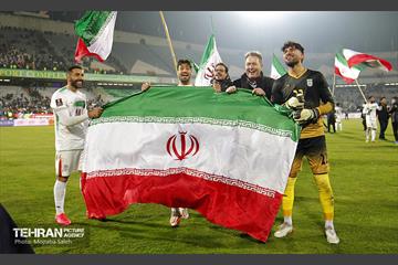جشن و شادی بازیکنان و کادر فنی تیم ملی ایران پس از صعود به جام جهانی 2022