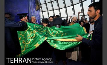 اهتزاز پرچم حرم حضرت معصومه (س) در برج میلاد 23