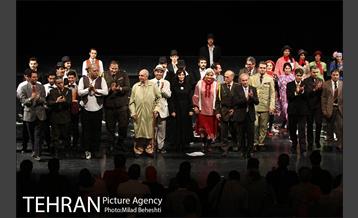 نمایش راپورت های شبانه دکتر مصدق‎ 22